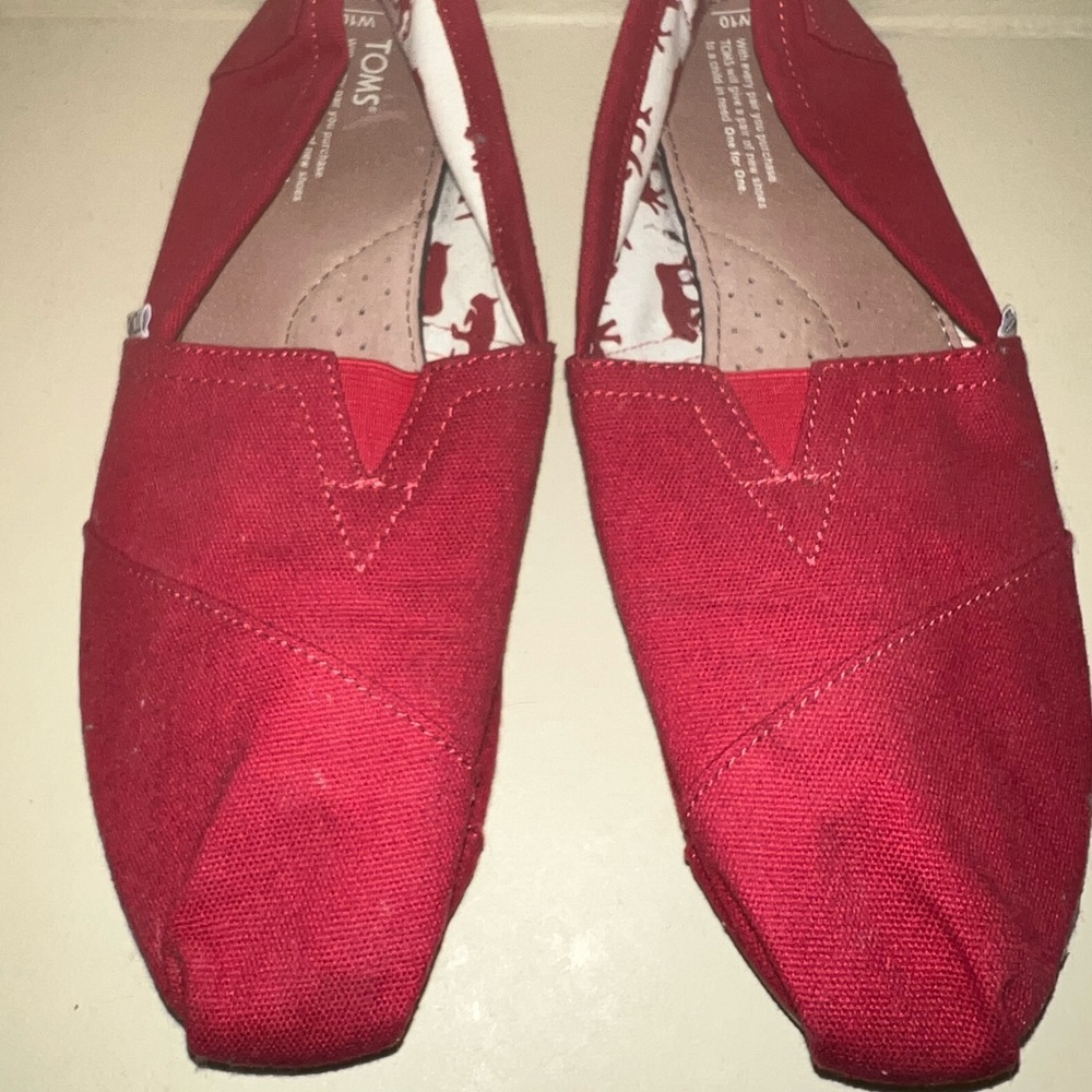 TOMS Women's 10 Red Canvas Classic